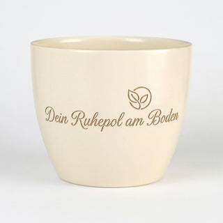 Personalisierter Blumentopf — Geschenk Flugbegleiterin mit Gravur — Detailansicht der Lasergravur