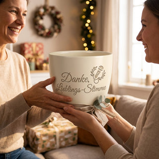 Personalisierter Blumentopf mit Gravur — Geschenk Synchronsprecher Dankeschön — als persoenliche Geschenk-Uebergabe