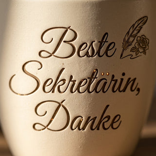 Personalisierter Blumentopf mit Gravur — Geschenk Sekretärin Danke Abschied — Detailaufnahme