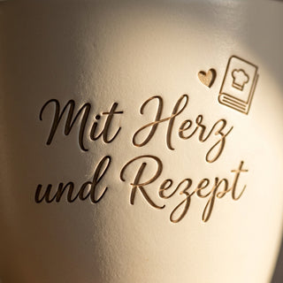 Personalisierter Blumentopf mit Gravur — Geschenk Ärztin Abschied Praxis — Detailaufnahme