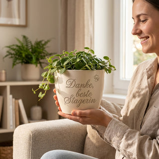 Personalisierter Blumentopf mit Gravur — Geschenk Home Stagerin Danke — im Wohnambiente