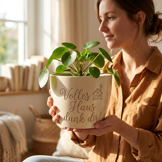 Personalisierter Blumentopf mit Gravur — Geschenk Hotelkauffrau Abschied — im Wohnambiente