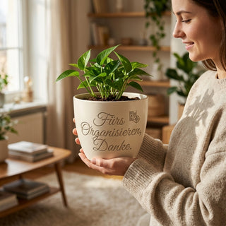 Geschenk Kommissar - Individueller Blumentopf mit Gravur fürs Organisieren — im Wohnambiente