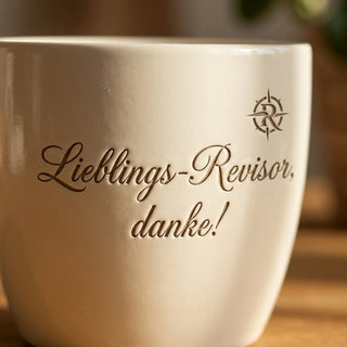 Personalisierter Blumentopf mit Gravur — Geschenk Revisor Abschied Dank — Detailaufnahme