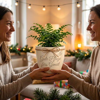 Personalisierter Blumentopf mit Gravur — Geschenk Hautarzt Praxis Team — als persoenliche Geschenk-Uebergabe