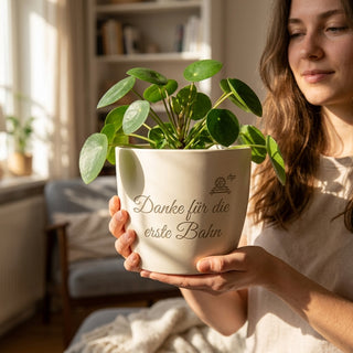 Personalisierter Blumentopf »Danke für die erste Bahn« — Geschenk Schwimmlehrer — im Wohnambiente