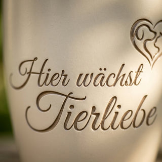 Personalisierter Blumentopf mit Gravur — Geschenk Tierfreundin & Tierfreund — Detailaufnahme