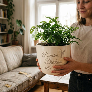 Personalisierter Blumentopf mit Gravur — Danke Diakon Abschiedsgeschenk — im Wohnambiente