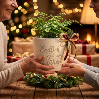 Personalisierter Blumentopf mit Gravur — Geschenk Pensionärin Ruhestand — als persoenliche Geschenk-Uebergabe