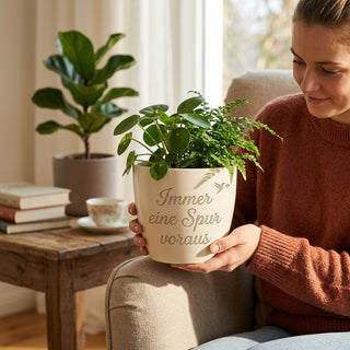 Personalisierter Blumentopf mit Gravur — Geschenk für Marathonläufer — im Wohnambiente