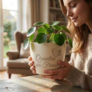 Personalisierter Blumentopf mit Gravur 'Quanten der Freude' — Geschenk Physikerin — im Wohnambiente
