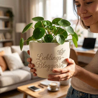 Personalisierter Blumentopf mit Gravur — Geschenk Bloggerin & Content Creator — im Wohnambiente