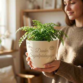 Personalisierter Blumentopf mit Gravur — Danke-Geschenk für Sozialpädagogin — im Wohnambiente