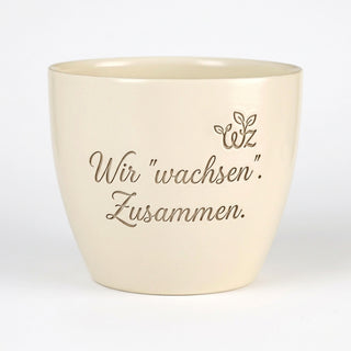 Personalisierter Blumentopf mit Gravur — Geschenk für WG-Partner & Mitbewohner — Detailansicht der Lasergravur
