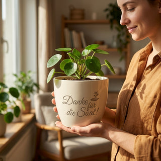 Personalisierter Blumentopf mit Gravur — Dankeschön Geschenk Dozentin — im Wohnambiente