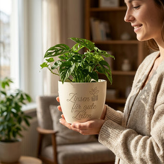 Personalisierter Blumentopf mit Gravur — Geschenk Bankkauffrau Abschied — im Wohnambiente