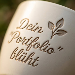 Personalisierter Blumentopf mit Gravur — Geschenk für Börsenmakler — Detailaufnahme