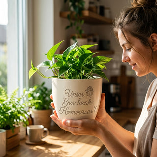 Personalisierter Blumentopf mit Gravur — Danke Geschenk-Kommissar Team — im Wohnambiente