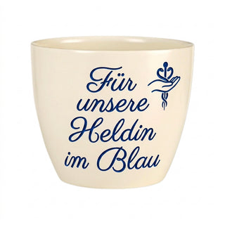 Personalisierter Blumentopf mit Gravur — Geschenk Polizistin zur Vereidigung — Detailansicht der Lasergravur