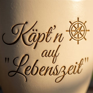 Personalisierter Blumentopf mit Gravur — Geschenk Schiffskapitän Abschied — Detailaufnahme
