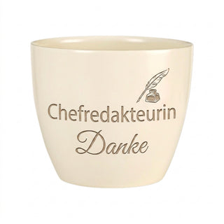 Personalisierter Blumentopf mit Gravur — Geschenk Chefredakteurin Redakteurin — Detailansicht der Lasergravur