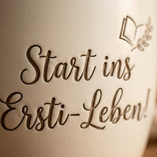 Personalisierter Blumentopf mit Gravur — Ersti-Geschenk Studienstart — Detailaufnahme
