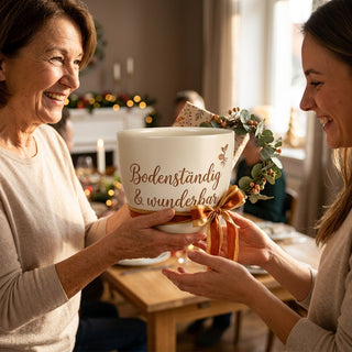 Einzigartiger Blumentopf mit Gravur – Das perfekte Geschenk für die Bäuerin — als persoenliche Geschenk-Uebergabe