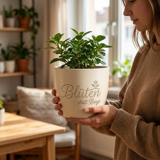 Personalisierter Blumentopf — Geschenk Informatikerin 'Blüten statt Bugs' — im Wohnambiente