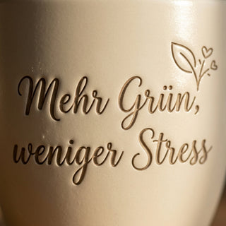 Personalisierter Blumentopf mit Gravur — Geschenk Polizeibeamter Stressabbau — Detailaufnahme