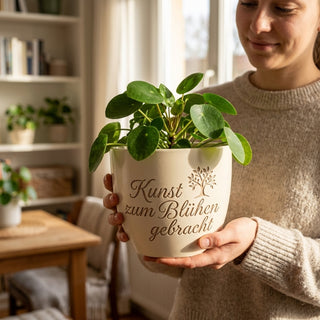 Personalisierter Blumentopf mit Gravur — Geschenk Restauratorin Abschied — im Wohnambiente