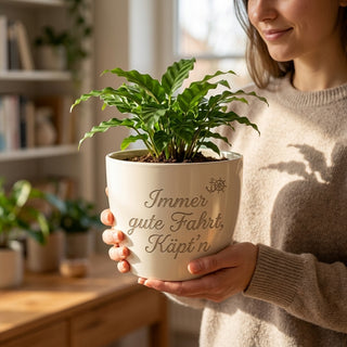 Personalisierter Blumentopf mit Gravur — Geschenk Schiffskapitän Abschied — im Wohnambiente