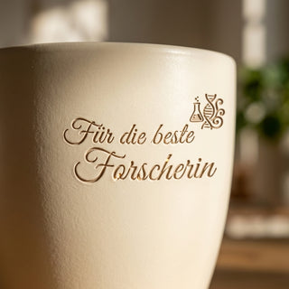 Personalisierter Blumentopf mit Gravur — Geschenk Wissenschaftlerin Doktorarbeit — Detailaufnahme
