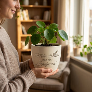Personalisierter Blumentopf mit Gravur — Geschenk für Großhandelskaufmann — im Wohnambiente