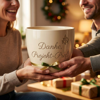 Personalisierter Blumentopf mit Gravur — Geschenk Projektmanagerin Abschied Dankeschön — als persoenliche Geschenk-Uebergabe