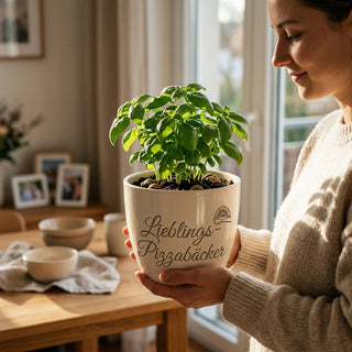 Blumentopf mit Gravur Lieblings-Pizzabäcker — Geschenk Pizzabäcker — im Wohnambiente