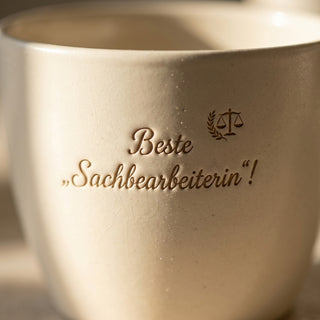 Personalisierter Blumentopf mit Gravur — Geschenk Sachbearbeiterin Abschied — Detailaufnahme
