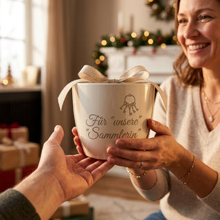 Personalisierter Blumentopf mit Gravur — Geschenk Sammlerin Geburtstag — als persoenliche Geschenk-Uebergabe