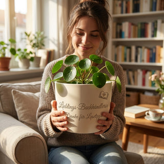 Blumentopf mit Gravur — Geschenk Buchhändlerin Abschied oder Dankeschön — im Wohnambiente