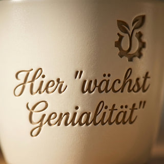Personalisierter Blumentopf mit Gravur — Geschenk Wissenschaftlerin Doktorarbeit — Detailaufnahme