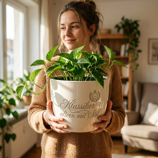 Personalisierter Blumentopf mit Gravur — Geschenk Oldtimerfreund — im Wohnambiente
