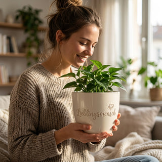 Personalisierter Blumentopf mit Lieblingsmensch-Gravur — Geschenk für Freundin — im Wohnambiente