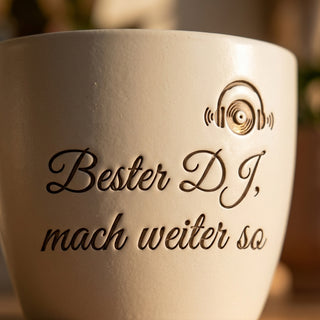 Personalisierter Blumentopf mit Gravur — DJ Geschenk Geburtstag & Anerkennung — Detailaufnahme