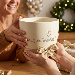 Personalisierter Blumentopf mit Gravur — Geschenk Gärtner Gartenbauer — als persoenliche Geschenk-Uebergabe