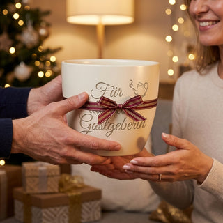 Persönliches Geschenk für die beste Gastgeberin – Gravur Blumentopf — als persoenliche Geschenk-Uebergabe
