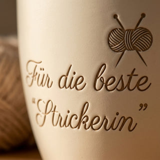 Blumentopf mit Gravur »Für die beste Strickerin« — Geschenk für Strickerinnen — Detailaufnahme