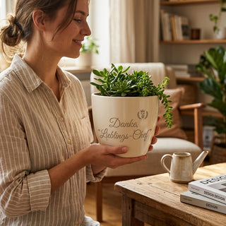 Personalisierter Blumentopf mit Gravur — Geschenk Restaurantleiter Abschied — im Wohnambiente