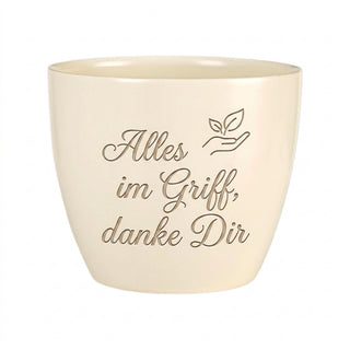 Personalisierter Blumentopf mit Gravur — Geschenk Sachbearbeiterin Abschied — Detailansicht der Lasergravur