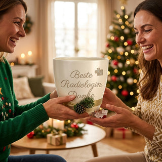 Personalisierter Blumentopf mit Gravur — Geschenk Radiologin Danke — als persoenliche Geschenk-Uebergabe