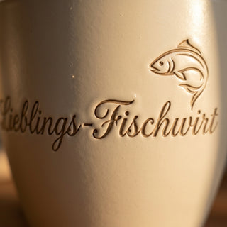 Personalisierter Blumentopf mit Gravur — Geschenk für Fischwirt — Detailaufnahme