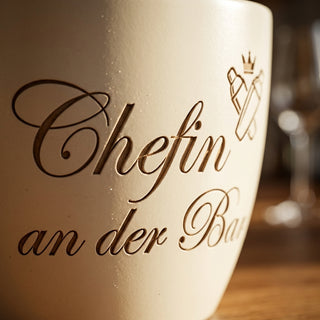 Personalisierter Blumentopf mit Gravur — Geschenk Barkeeperin Abschied — Detailaufnahme